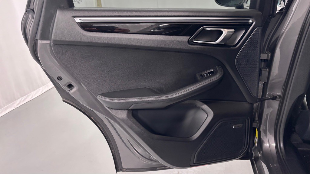 2016 Porsche Macan Image 23
