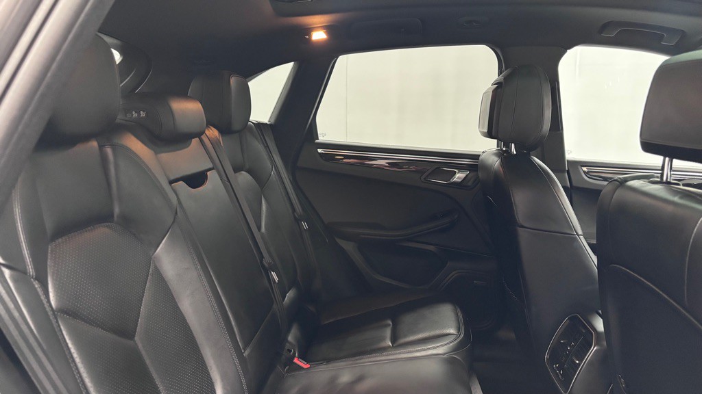 2016 Porsche Macan Image 25