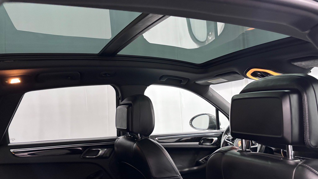 2016 Porsche Macan Image 26