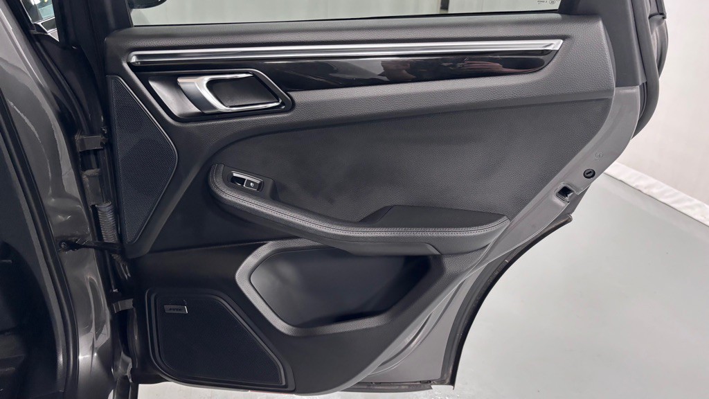 2016 Porsche Macan Image 27