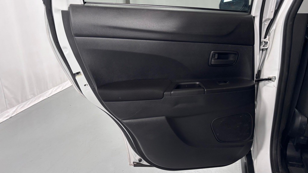 2014 Mitsubishi Outlander Image 23