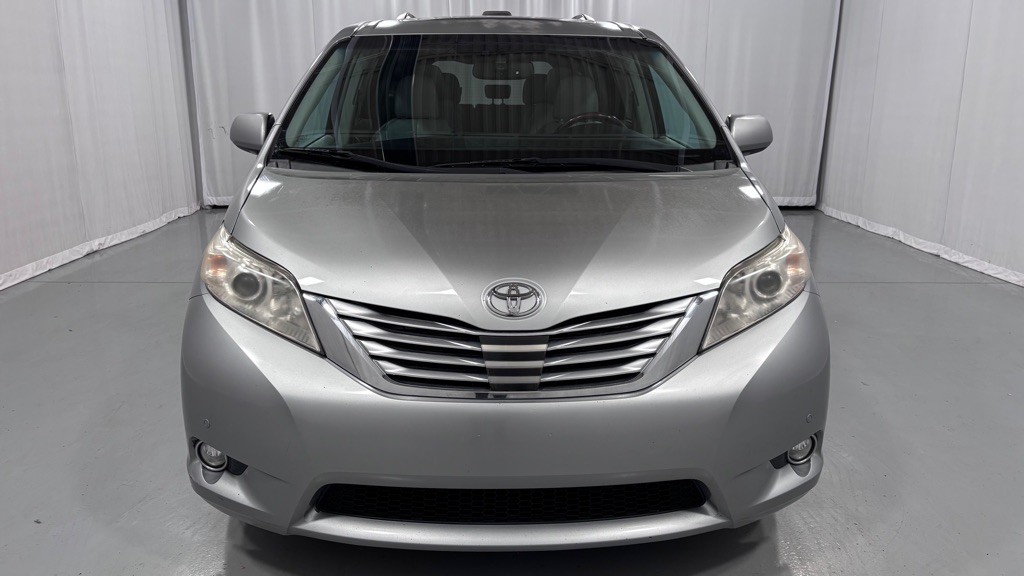 2011 Toyota Sienna Image 2