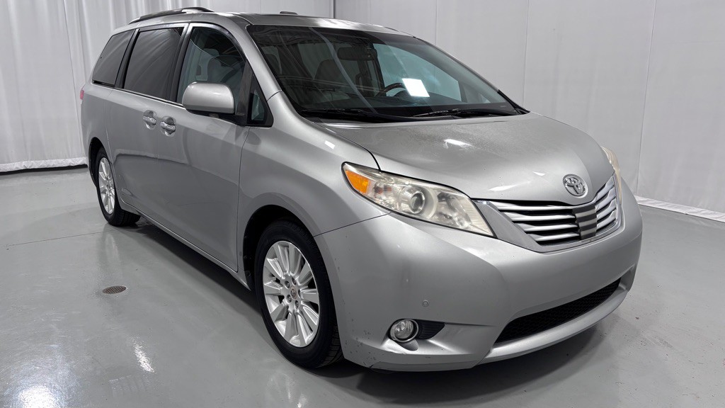 2011 Toyota Sienna Image 3