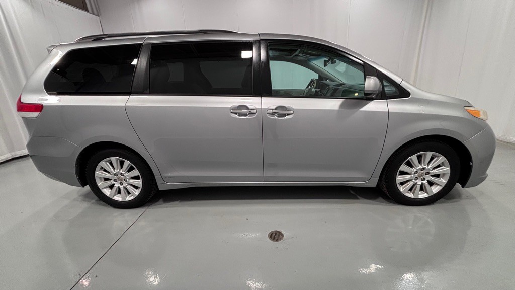 2011 Toyota Sienna Image 4