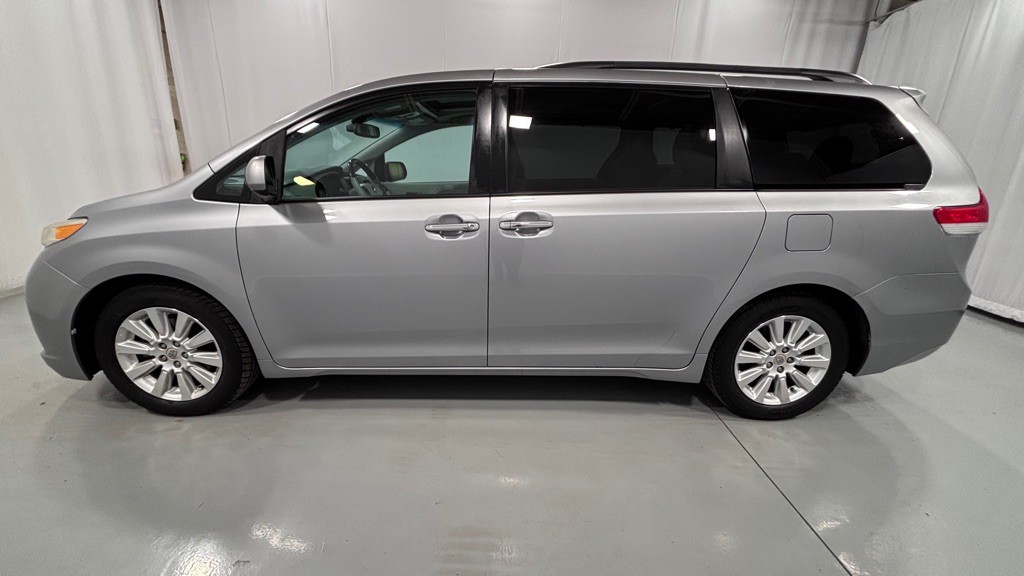 2011 Toyota Sienna Image 8