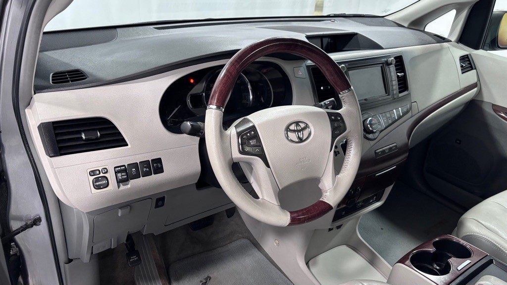 2011 Toyota Sienna Image 9