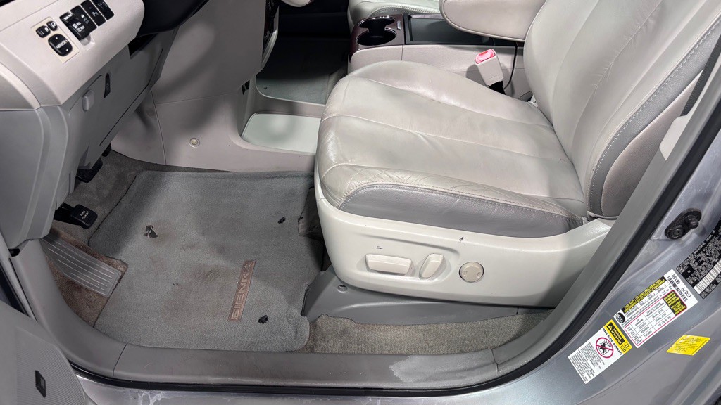 2011 Toyota Sienna Image 11