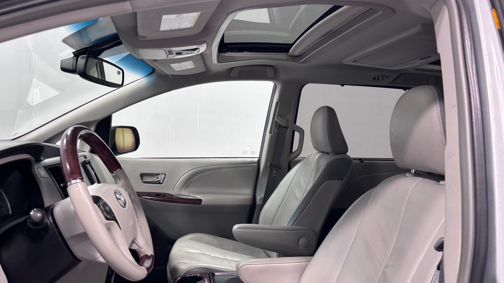 2011 Toyota Sienna Image 12