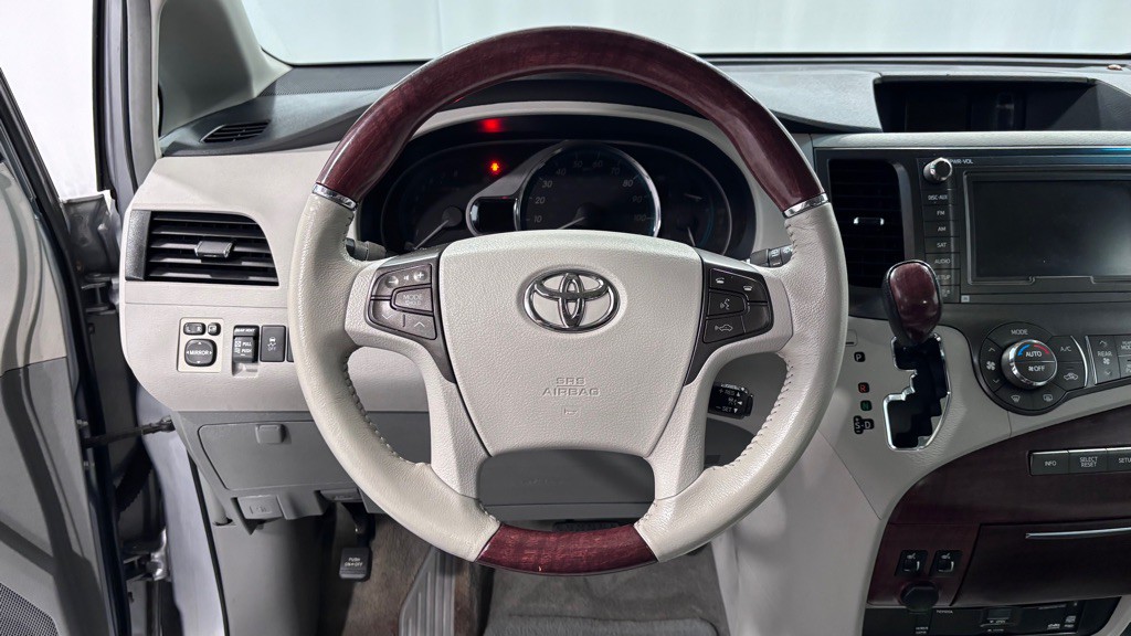 2011 Toyota Sienna Image 13