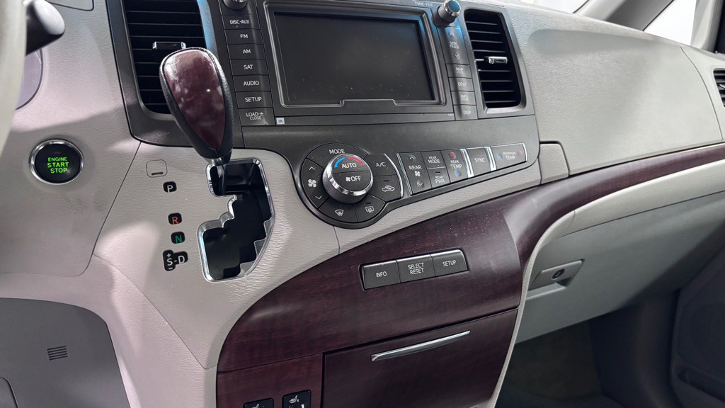 2011 Toyota Sienna Image 14