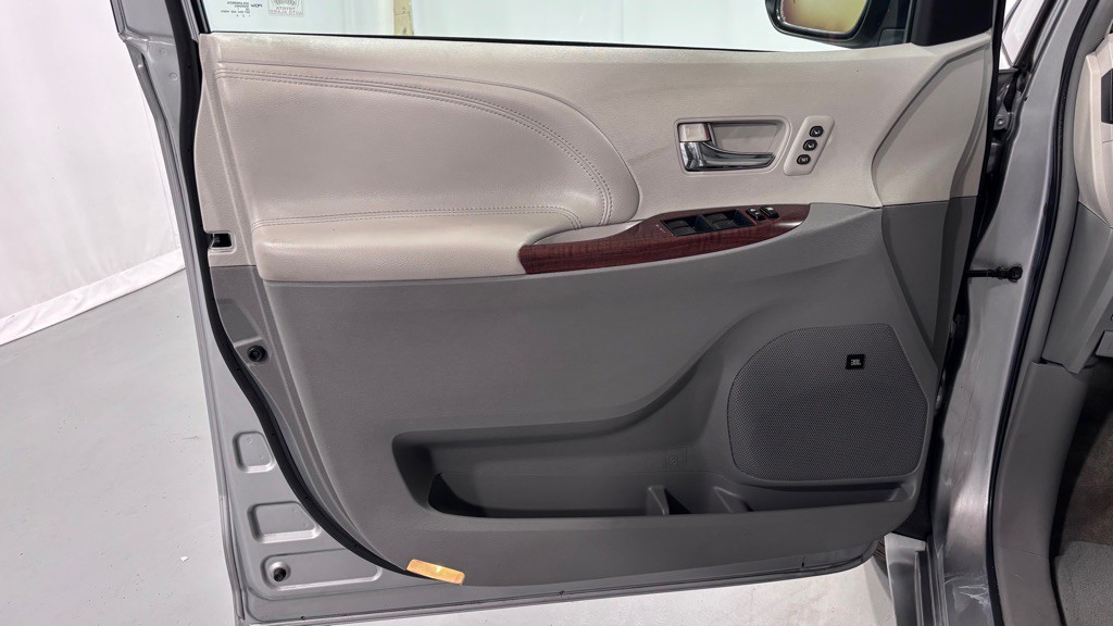 2011 Toyota Sienna Image 16