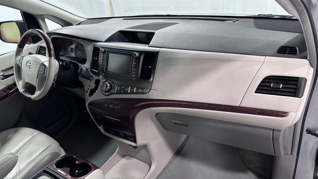 2011 Toyota Sienna Image 17