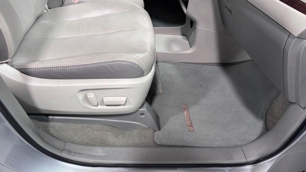 2011 Toyota Sienna Image 18