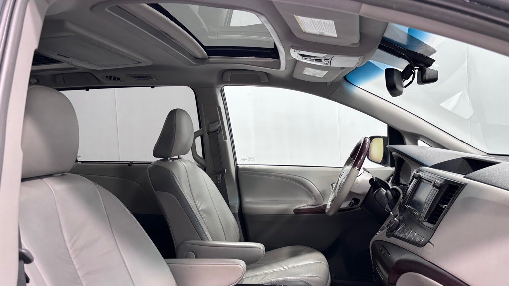 2011 Toyota Sienna Image 19