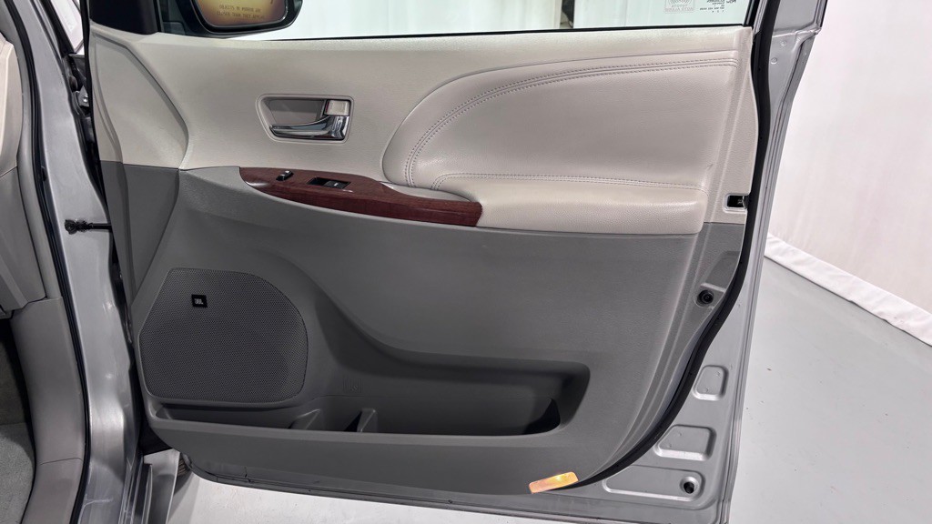 2011 Toyota Sienna Image 20