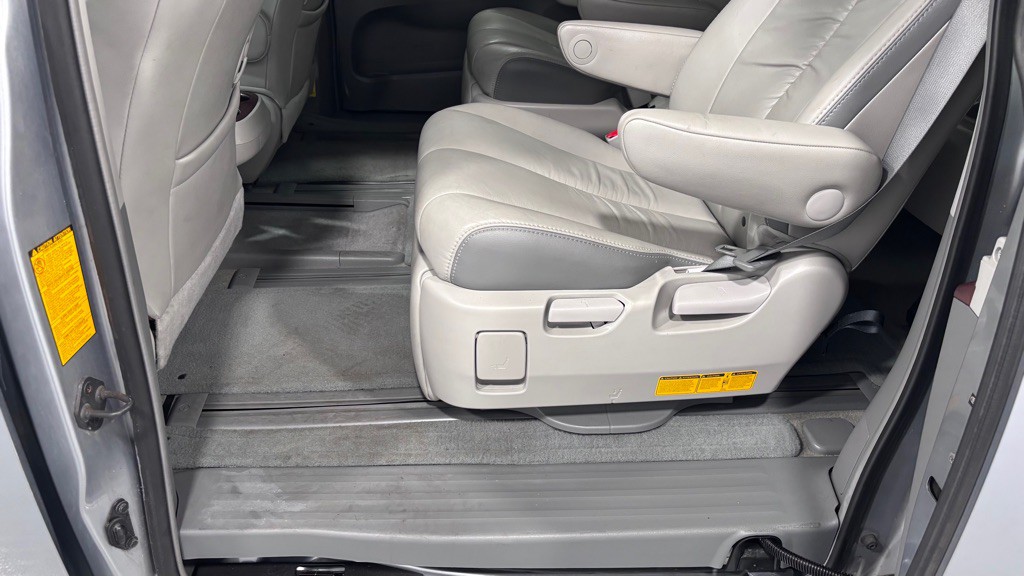 2011 Toyota Sienna Image 21