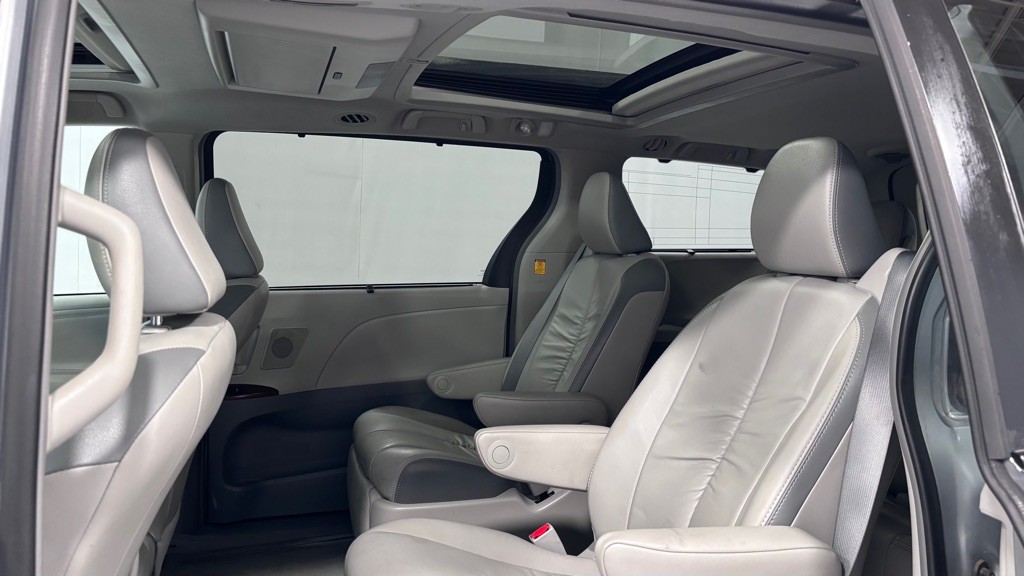 2011 Toyota Sienna Image 22
