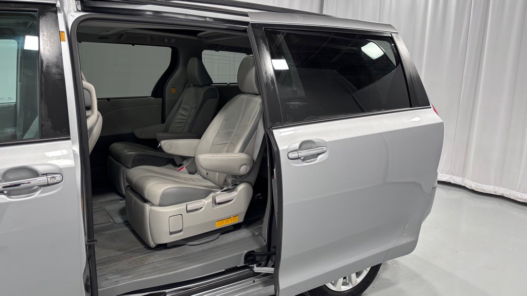 2011 Toyota Sienna Image 23