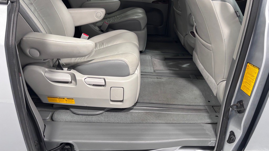 2011 Toyota Sienna Image 24