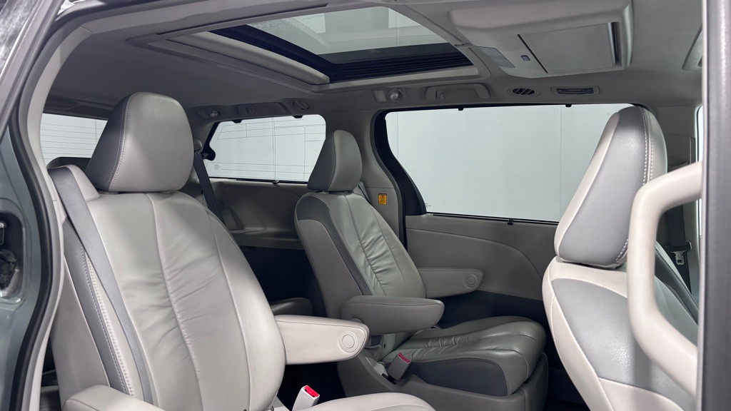 2011 Toyota Sienna Image 25
