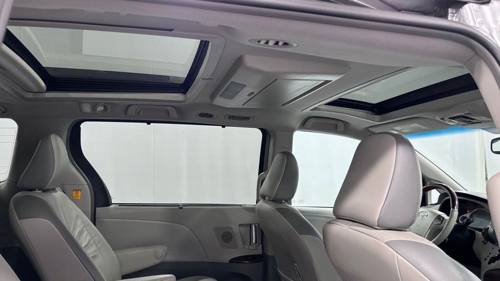 2011 Toyota Sienna Image 26