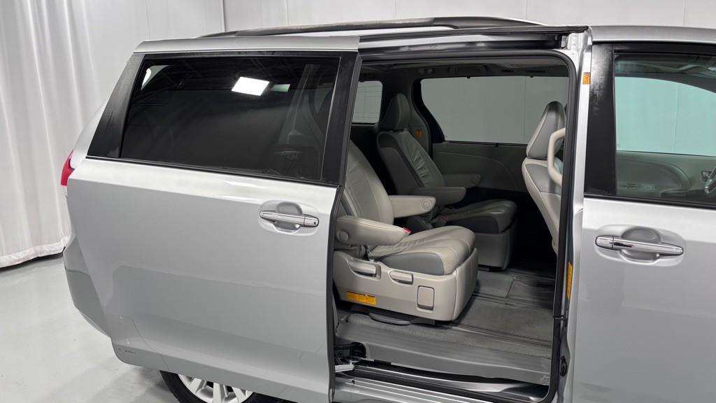 2011 Toyota Sienna Image 27