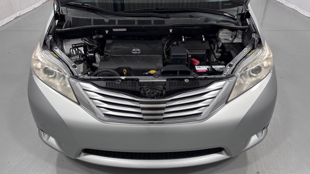 2011 Toyota Sienna Image 29