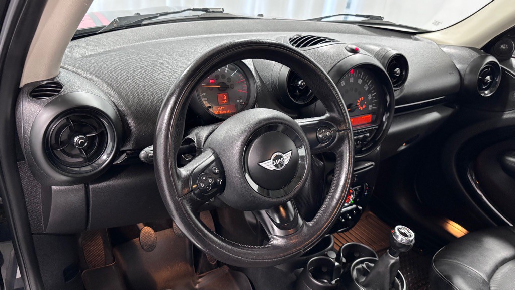 2015 MINI Cooper Image 9