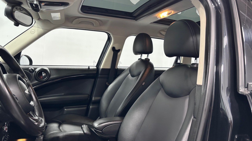 2015 MINI Cooper Image 12