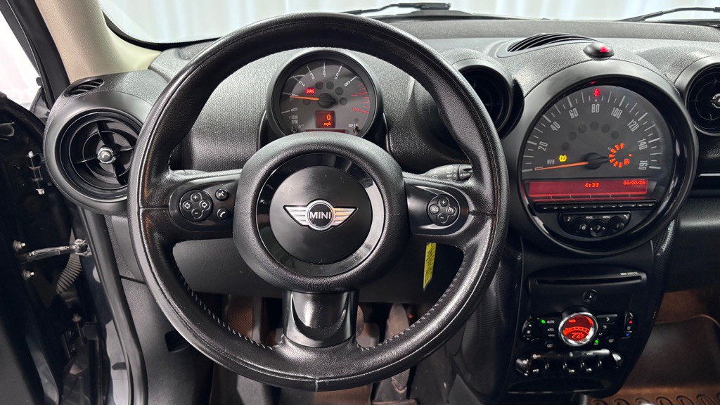 2015 MINI Cooper Image 13