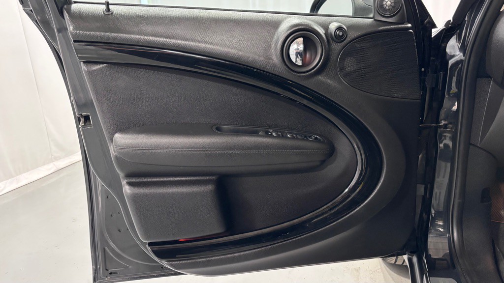 2015 MINI Cooper Image 16