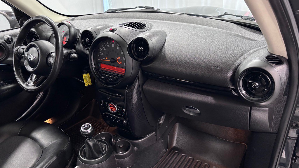 2015 MINI Cooper Image 17