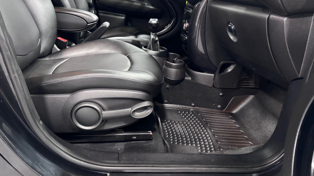 2015 MINI Cooper Image 18
