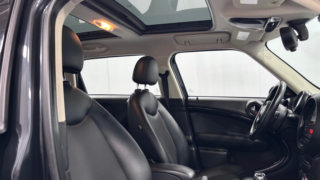 2015 MINI Cooper Image 19