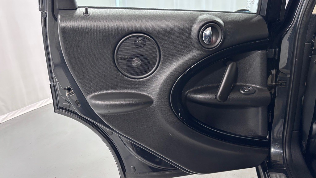 2015 MINI Cooper Image 23