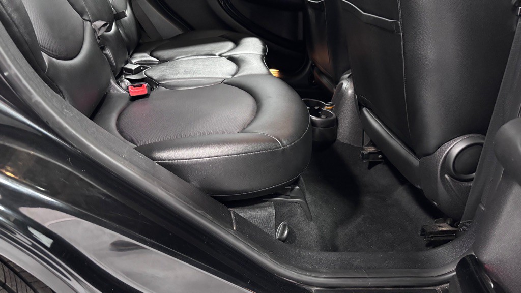 2015 MINI Cooper Image 24