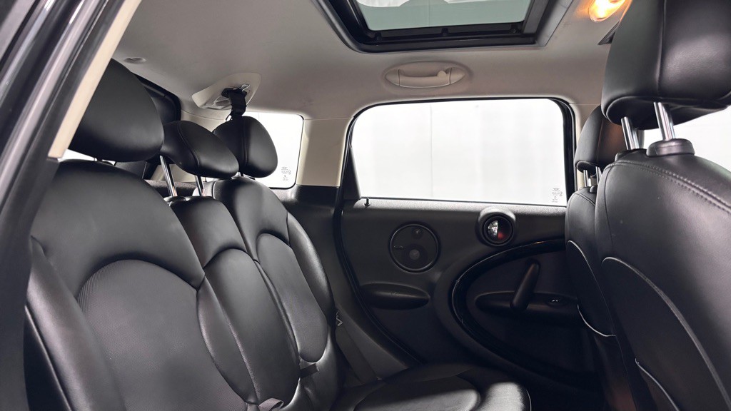 2015 MINI Cooper Image 25