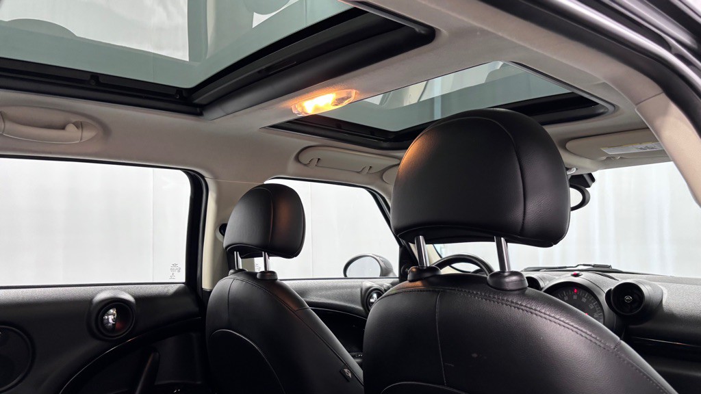 2015 MINI Cooper Image 26