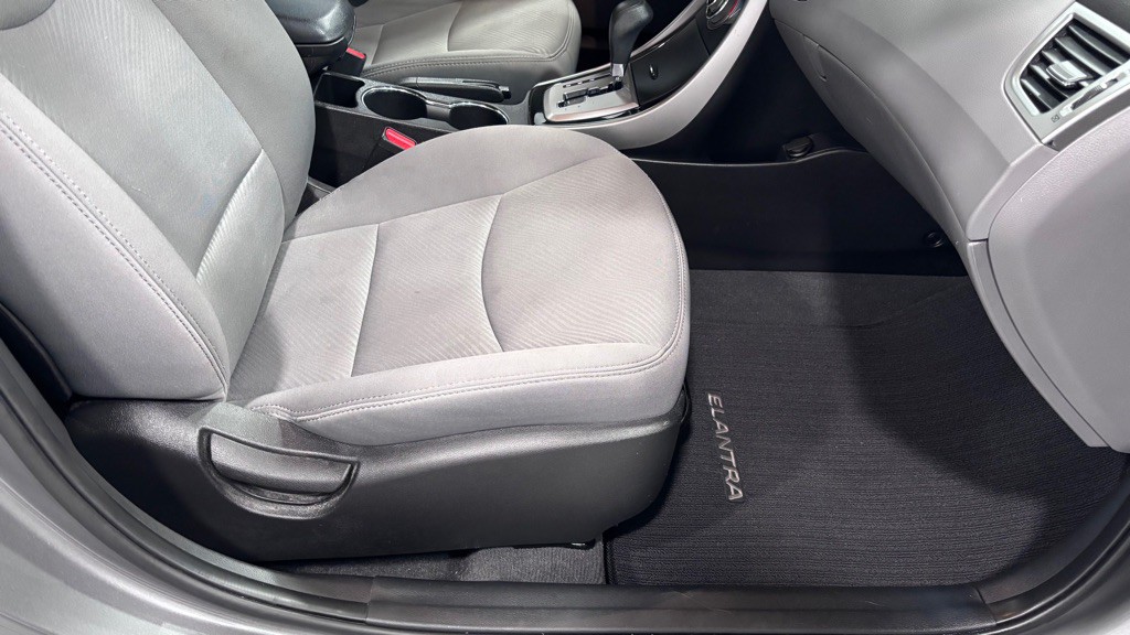 2013 Hyundai Elantra Image 18