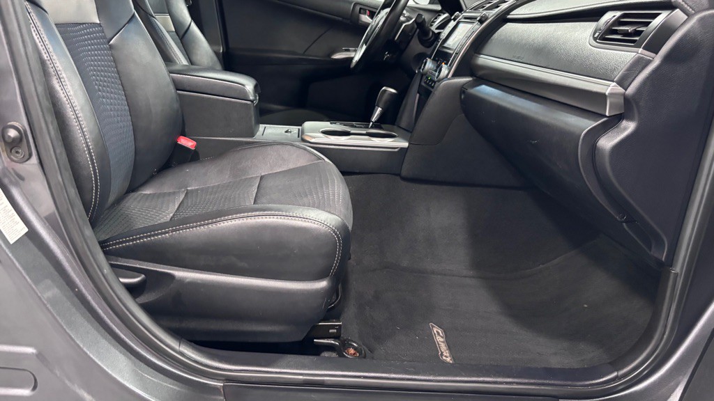 2012 Toyota Camry Image 18