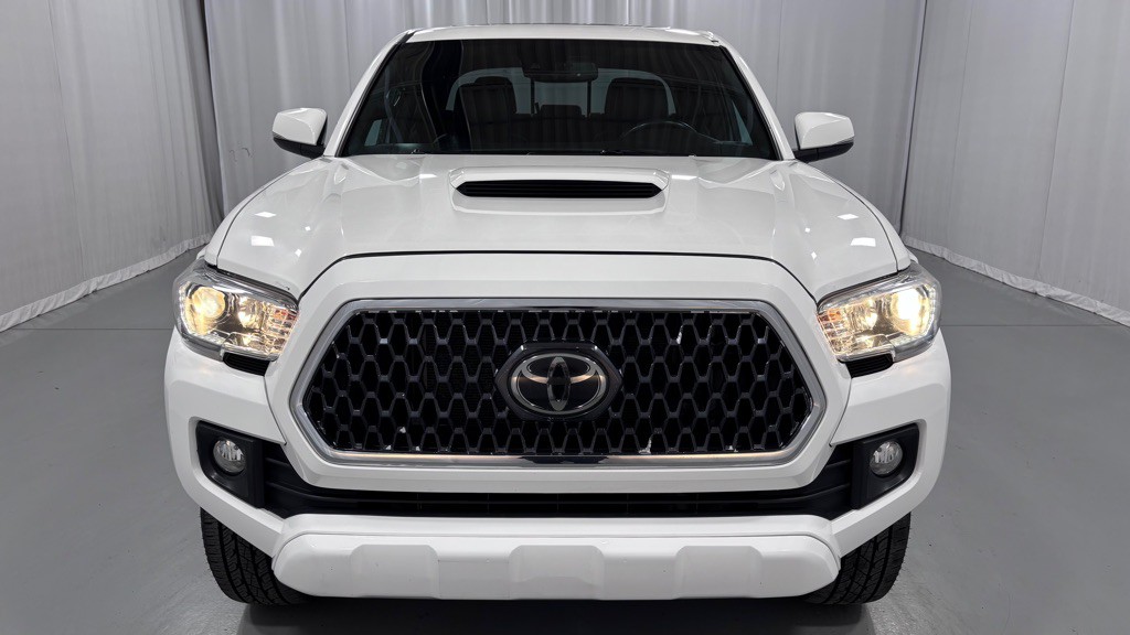 2019 Toyota Tacoma Image 2