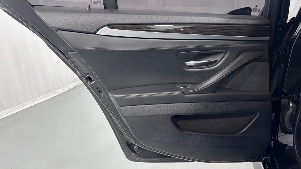 2016 BMW 5 Series Image 23