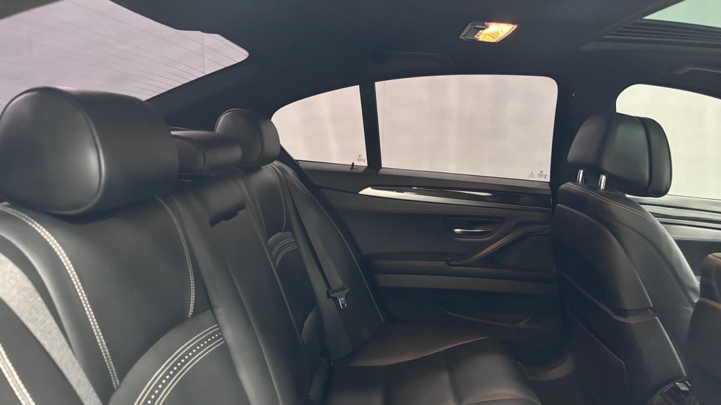 2016 BMW 5 Series Image 25