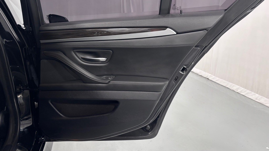 2016 BMW 5 Series Image 27