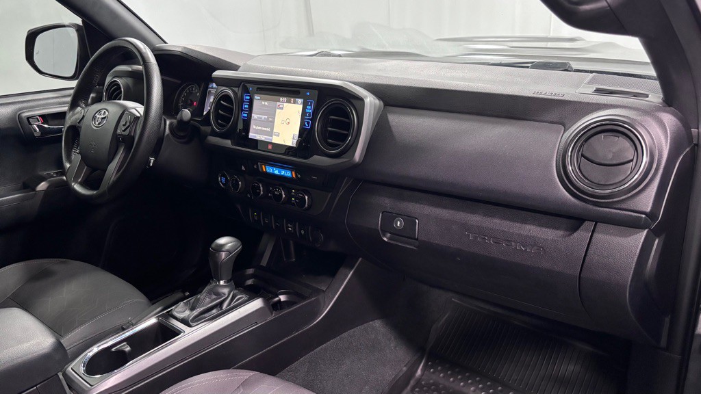 2016 Toyota Tacoma Image 16