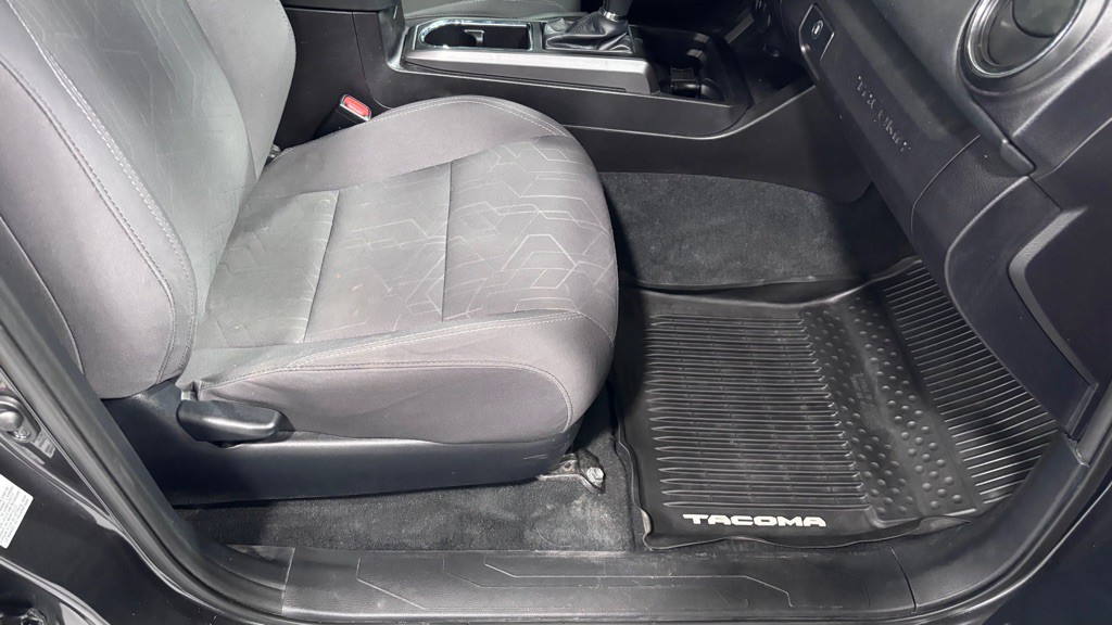 2016 Toyota Tacoma Image 17