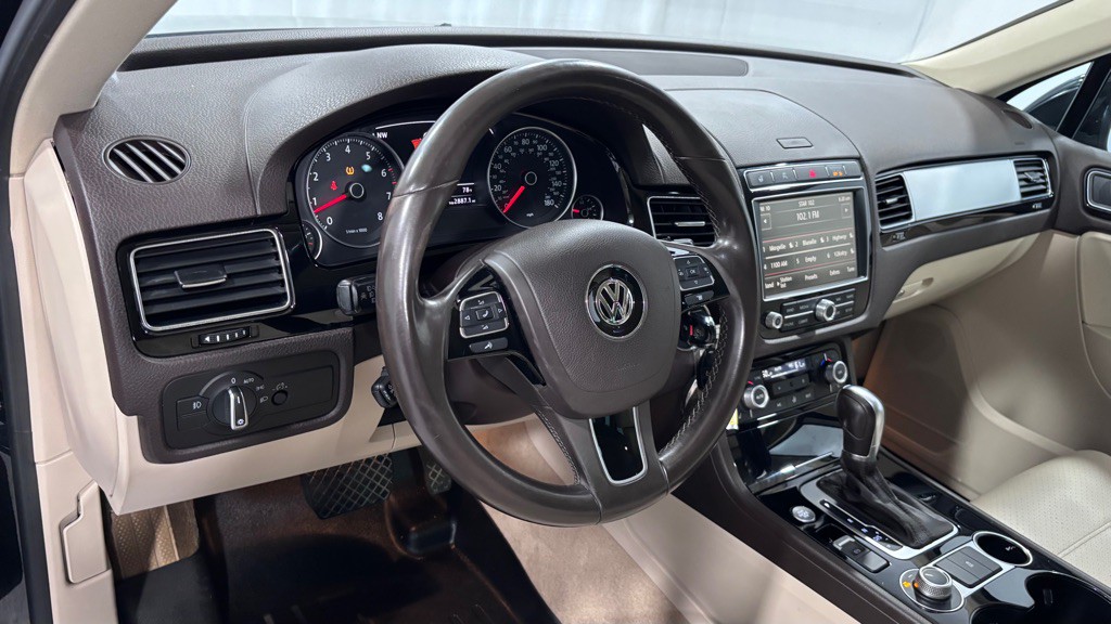 2016 Volkswagen Touareg Image 9
