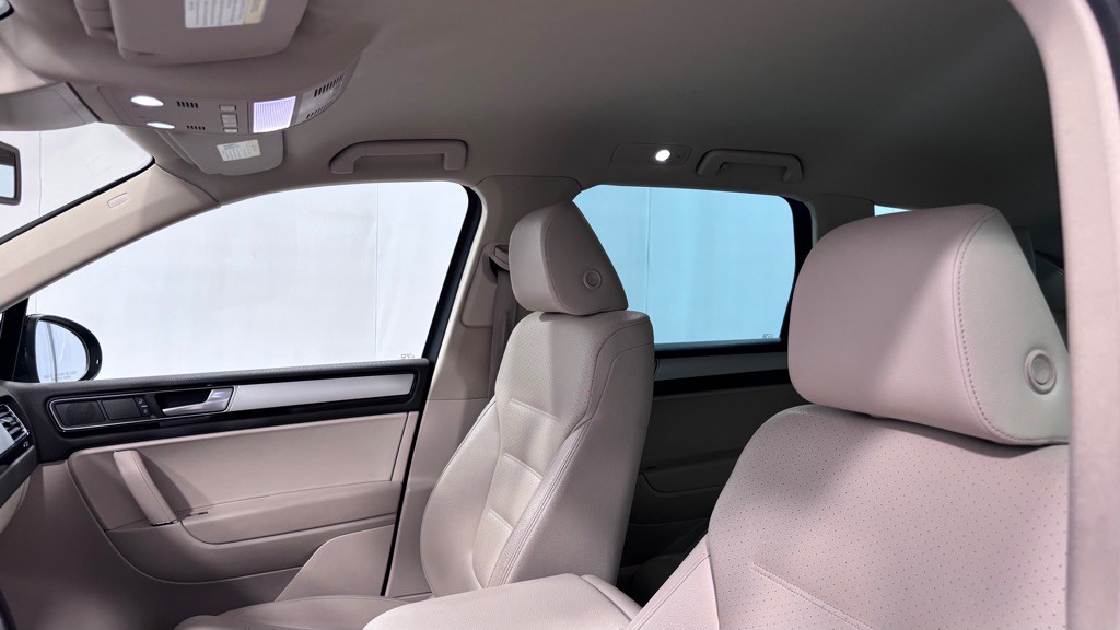 2016 Volkswagen Touareg Image 12