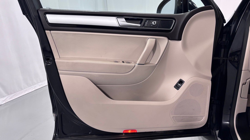 2016 Volkswagen Touareg Image 16