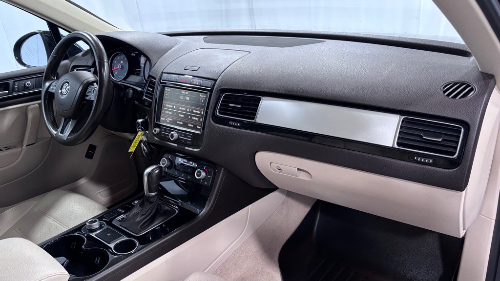 2016 Volkswagen Touareg Image 17